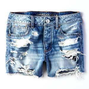 American Eagle Tomgirl Distressed Denim Shorts in Medium Tint Destroy Size 10
